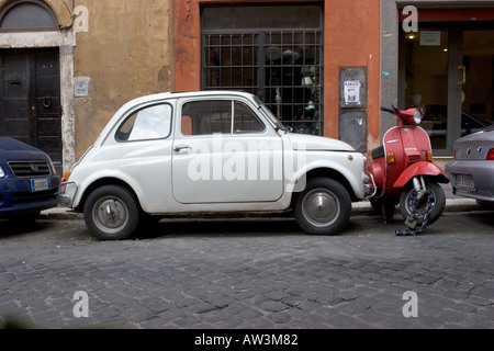 Fiat 500 & Vespa in Rom Stockfoto