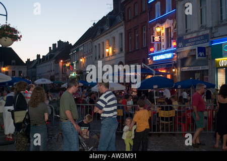 Allgemeine Ansicht entlang Altstädter Ring während der Fete De La Musique Veranstaltung Hesdin am frühen Abend Stockfoto