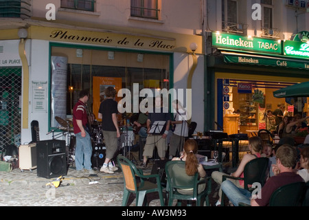 Thrash-Band in der Nacht vor Café am Stadtplatz Hesdin Pas De Calais Teil der nationalen Fete De La Musique-Veranstaltung durchführen Stockfoto