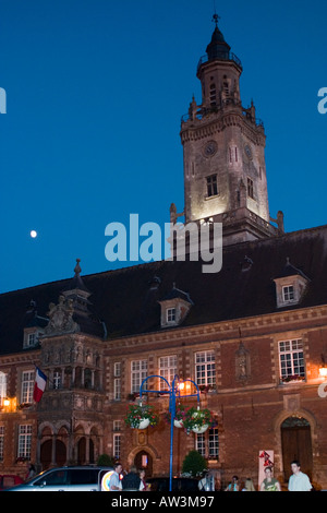 Rathaus und Glockenturm Hesdin Pas De Calais in der Nacht mit Mond Stockfoto