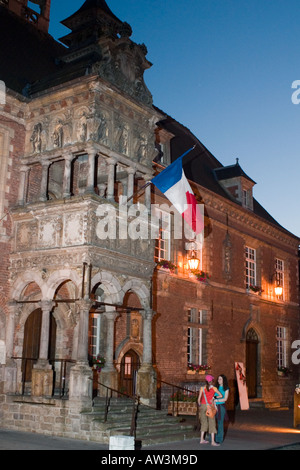 Rathaus Hesdin Pas De Calais nachts mit Flutlicht Stockfoto