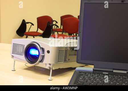Klassenzimmer mit Präsentation Ausrüstung Notebook und angeschlossenen Projektor Stockfoto