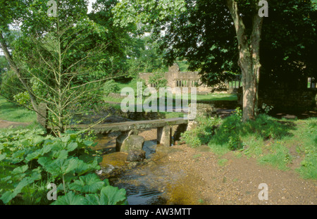 Klassische Stein Klöppel Brücke über einen Bach, Wycoller, in der Nähe von Trawden, Lancashire, England, UK. Stockfoto