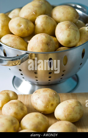 Neue Kartoffeln in Sieb Essen Nahaufnahme Stockfoto