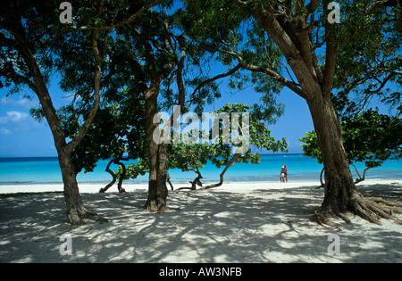 Paar auf einsamen tropischen Strand Stockfoto