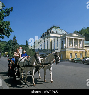 Pferd gezeichneten touristischen Beförderung auf der Straße vor dem Hotelcasino Marianske Lazne Tschechien Stockfoto
