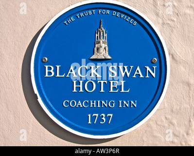 Blaue Plakette außerhalb der Black Swan Hotel informiert ehemalige alte Poststation 1737 in Devizes Wilts England UK EU Stockfoto