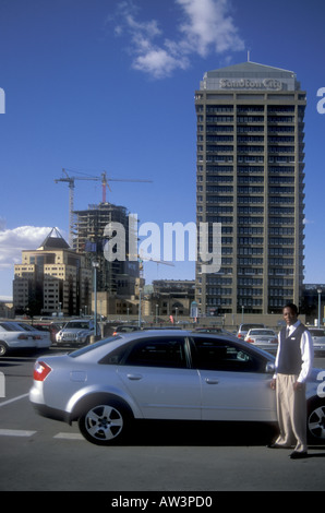 Junge schwarze Mann vor seinem Audi A4-Auto auf dem Parkplatz von Sandton City Johannesburg Südafrika Stockfoto