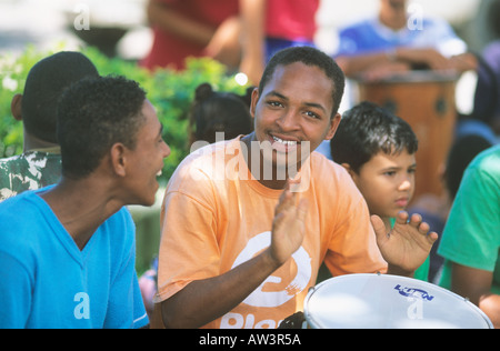 Kinder in den Favelas in Recife beteiligt in einem Musikworkshop, organisiert von einem Kinderhilfswerk. Pernambuco, Brasilien Stockfoto