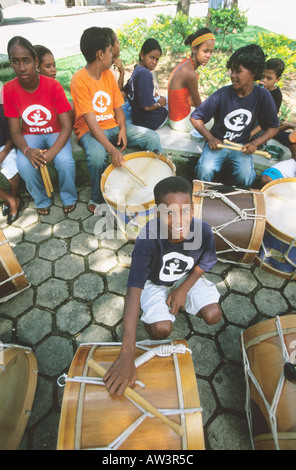 Kinder in den Favelas in Recife beteiligt in einem Musikworkshop, organisiert von einem Kinderhilfswerk. Pernambuco, Brasilien Stockfoto