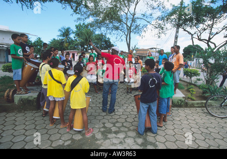 Kinder in den Favelas in Recife beteiligt in einem Musikworkshop, organisiert von einem Kinderhilfswerk. Pernambuco, Brasilien Stockfoto