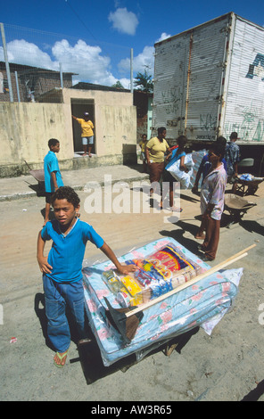 Menschen in einem favela(slum) in Recife nach während Torential Überschwemmungen obdachlos gemacht.  Pernambuco, Brasilien Stockfoto