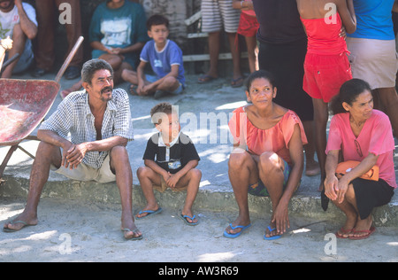 Menschen in einer Favela (Armenviertel) in Recife Essen warten und Bettwäsche nach unternommen Obdachlose Pernambuco-Brasilien Stockfoto