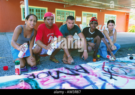 Kinder in den Favelas in Recife beteiligt an einem Kunstworkshop, organisiert von einem Kinderhilfswerk. Pernambuco, Brasilien Stockfoto