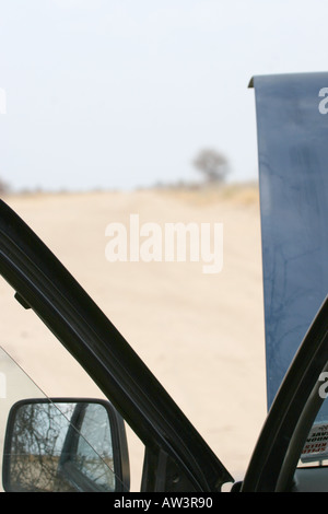 Über land Auto Motorhaube stecken und verlor auf Staub Straße Nxai Pan Botswana Afrika abgebaut Stockfoto