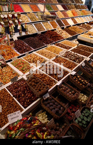 Getrocknet und gezuckert Früchte Nüssen und Schokolade auf Stall in der Boqueria-Markt. Stockfoto