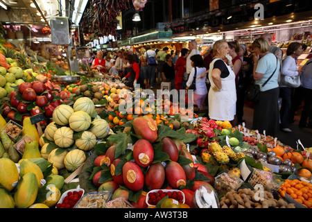 Tropischen und mediterranen Frucht auf dem Display auf Obst Stall in der Boqueria Markt Barcelona Stockfoto