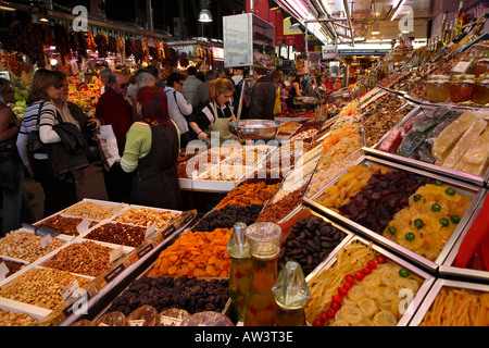 Trockenobst und Nüssen Stall in der Boqueria-Markt Stockfoto