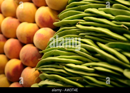 Pfirsichen und grünen Bohnen auf einen Stall in La Boqueria-Markt, Barcelona, Spanien Stockfoto