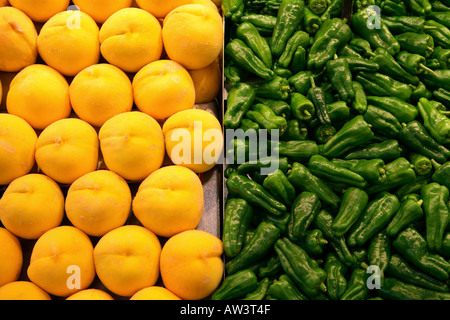 Pfirsiche und Mini-Paprika auf einen Stall in La Boqueria-Markt, Barcelona, Spanien Stockfoto