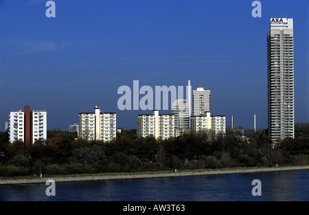 Wohn-Appartements am Ufer des Flusses Rhein, Köln, Deutschland. Stockfoto