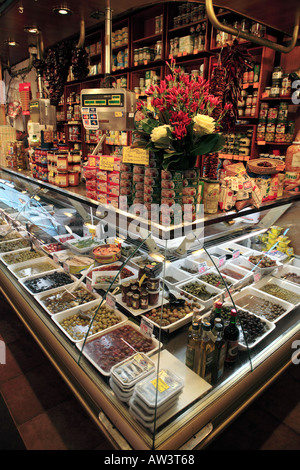 Shop-Stall in der Boqueria, Oliven, verschiedene Gewürze und Fischkonserven Produkte zu verkaufen Stockfoto