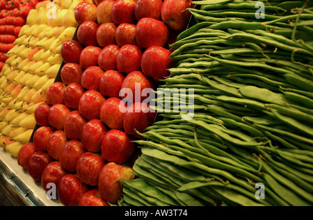 Frisches Obst und Gemüse auf einem Stall in der Boqueria Markt, Barcelona, Spai Stockfoto