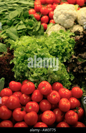 Frisches Gemüse auf einem Stall in der Boqueria-Markt, Barcelona, Spanien Stockfoto