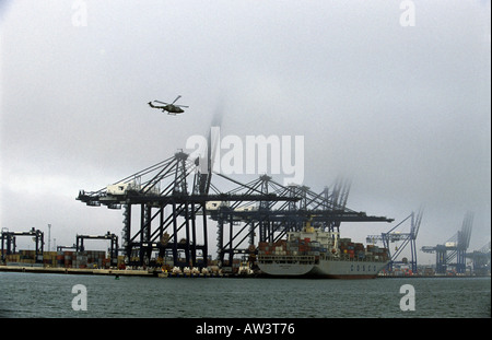 Armee-Hubschrauber fliegen über Trinity Quay im Hafen von Felixstowe in Suffolk, UK. Stockfoto