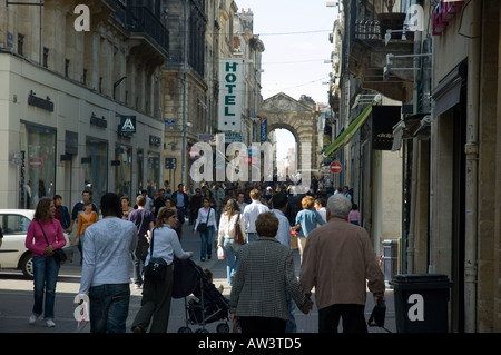 Samstag Shopper rue Porte Dijeaux Bordeaux Gironde Frankreich Europa Stockfoto