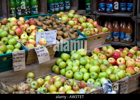 Bio-Äpfel, Birnen und Fruchtsaft zum Verkauf an Borough Market, London Stockfoto