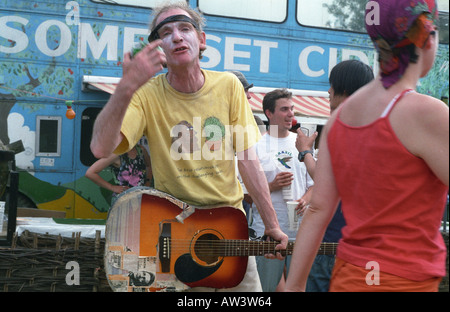 Man amüsiert sich etwas zu viel an Glastonbury 1999 Stockfoto