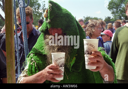 Man amüsiert sich etwas zu viel an Glastonbury 1999 Stockfoto