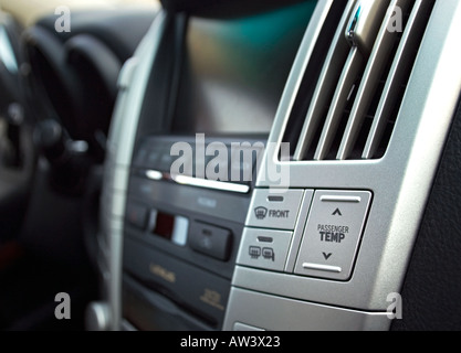 Lexus-Dashboard-Klimaplatte Stockfoto