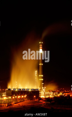 Nachtansicht einer petrochemischen Raffinerie mit Kaminen und Lagertanks Stockfoto