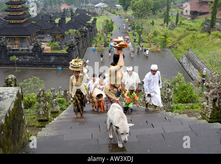 Eine balinesische Begräbnis-Prozession tragen Regenschirme Treppenstufen bis zu der Pura Besakih Tempel Bali Indonesien Stockfoto