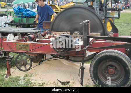 Ein Dampf betriebene Kreissäge demonstrieren Woodcutting auf Dorset Steam Fair, 2005 Stockfoto