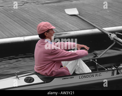 Mono und rosa manipulierten Bild: Cox von der Leander Club sitzen im Heck des Ruderboot am Henley Royal Regatta, Henley Stockfoto