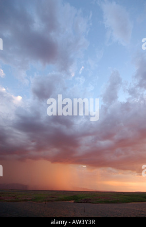 Ein schweres Gewitter fällt über Simbabwes Lake Kariba. Stockfoto