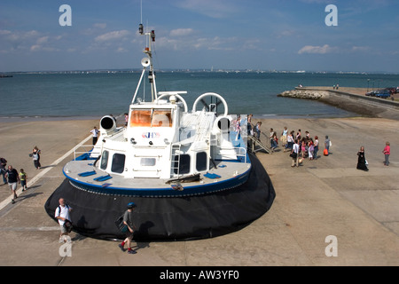 Leute aussteigen Ryde, Southsea Hovercraft Landung bei Ryde Esplanade Isle Of Wight uk Stockfoto