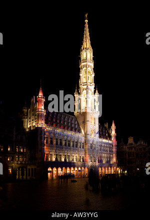 Spektakuläre Lightshow in Brüssel Hotel de Ville. Vertikales Panorama genäht aus zwei Ausstellungen. Stockfoto