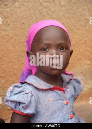 Eine sudanesische Flüchtling Mädchen lebt in Uganda. Stockfoto