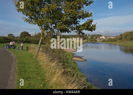 Fluss-Tweed und Teviot in Kelso Junction Pool Fischerboot Scottish Borders August 2007 Stockfoto