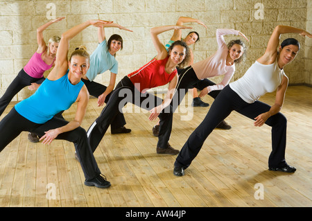 Eine Gruppe von Frauen trainieren Sie im Fitness-Club machen Dehnübung zeigen sie wieder Lächeln und Blick in die Kamera vorne Stockfoto
