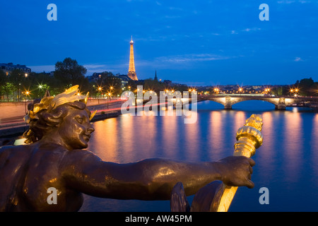 Frankreich-Paris-Eiffelturm-Blick vom Pont Alexandre III in der Abenddämmerung entlang des Flusses Seine Stockfoto