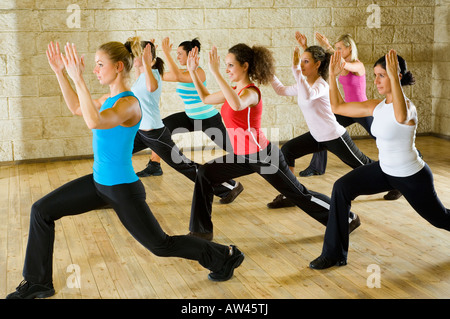 Eine Gruppe von Frauen im Fitness-Club trainieren sie haben rised Hände Seitenansicht Stockfoto