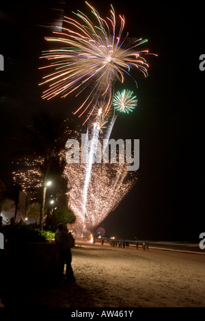 Feuerwerk am Strand um Mitternacht an Silvester in Hua Hin in Thailand Stockfoto