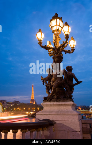 Frankreich-Paris-Eiffelturm-Blick vom Pont Alexandre III in der Abenddämmerung entlang des Flusses Seine Stockfoto