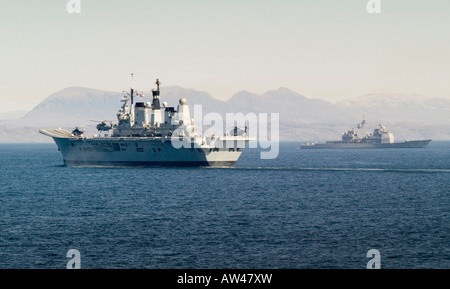 Der britische Flugzeugträger HMS Ark Royal in Begleitung der amerikanischen Kreuzer USS Normandy während Nato Kriegsspiele Stockfoto