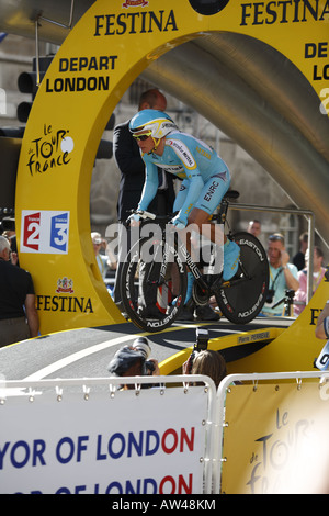 Astana-Team-Mitglied Köpfe auf der 2007 Tour De France Prolog London UK Stockfoto